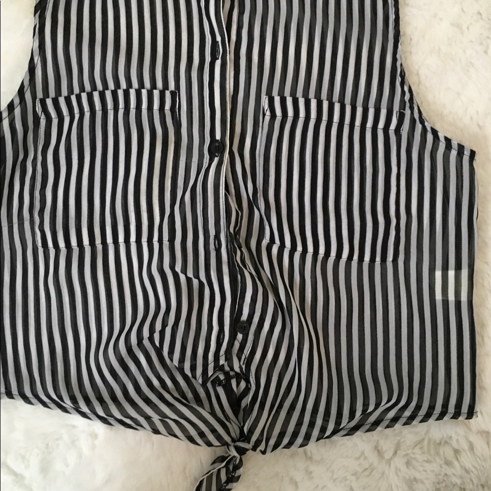 BLACK AND WHITE STRIPED COLLARED BUTTON UP TOP